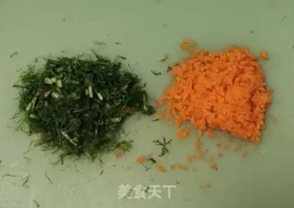 Make Carrot fragrance fried eggs step 1