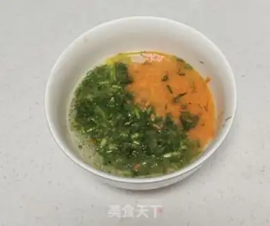 Make Carrot fragrance fried eggs step 2