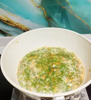 Make Carrot fragrance fried eggs step 4