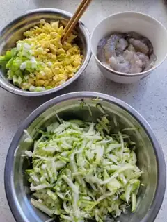 Make Shrimp eggs, three fresh veggies step 0