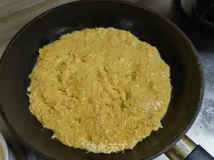 Make Noodle pancakes step 4