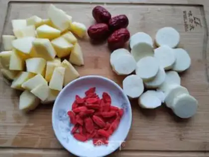 Make Red-tree Apple Mountain medicine soup step 0
