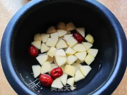 Make Red-tree Apple Mountain medicine soup step 1
