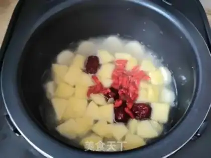 Make Red-tree Apple Mountain medicine soup step 2