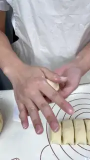 Make Danish hands tore bread step 2