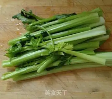 Make Big celery fried soybeans step 1
