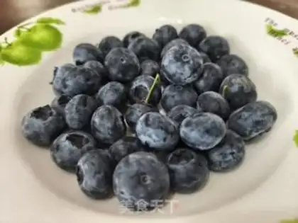 Make Blueberry milkshake step 1