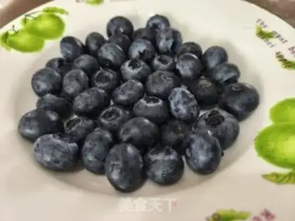 Make Blueberry milkshake step 2