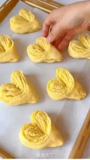 Make Heart-shaped coconut bread step 23