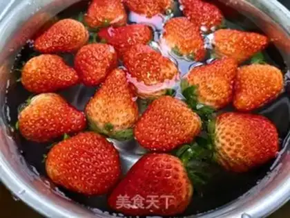 Make Strawberry bananas step 2