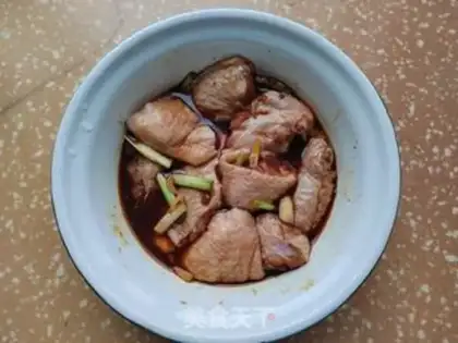 Make Potato steamed chicken wings step 1