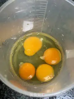Make Onion fried eggs step 1