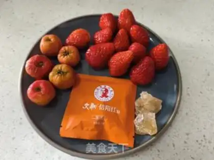 Make Strawberry Mountain hot red tea step 1