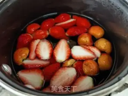 Make Strawberry Mountain hot red tea step 4