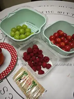 Make Christmas fruit tree step 1