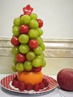 Make Christmas fruit tree step 4