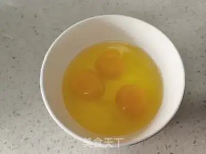 Make Snow cream fried eggs step 1
