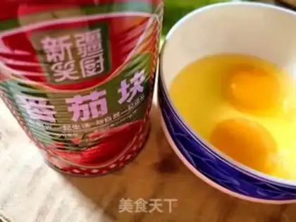 Make Tomato egg and spinach noodles step 1