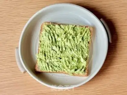 Make Butter omelet sandwich step 1