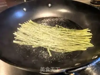 Make Tomato egg and spinach noodles step 2