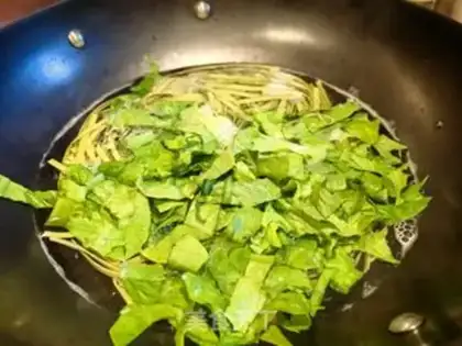 Make Tomato egg and spinach noodles step 5