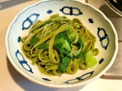 Make Tomato egg and spinach noodles step 6