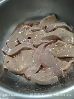 Make Spinach liver soup step 1